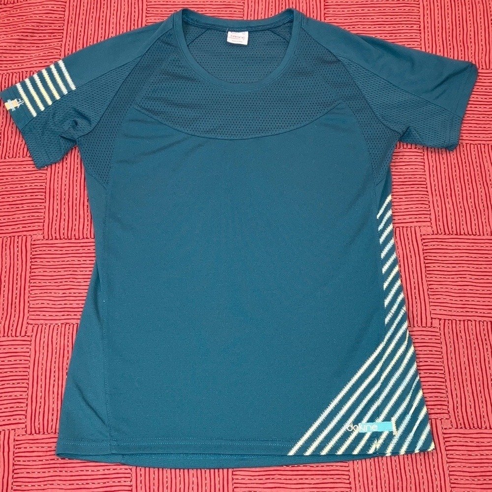 Dakine athletic top wm’s large teal & Yellow Short Sleeve tech fabric Tee